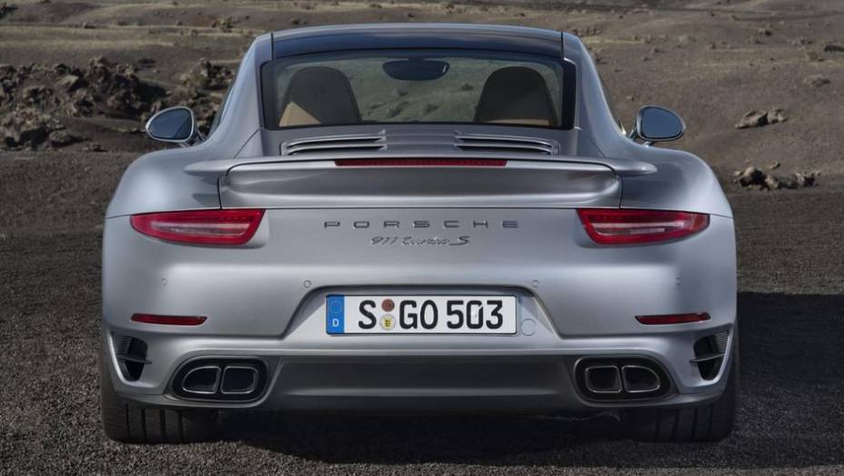 Na velocidade máxima ambos se equivalem, chegando a 318 km/h | <a href="https://beta-develop.quatrorodas.abril.com.br/saloes/frankfurt/2013/porsche-911-turbo-911-turbo-s-753232.shtml" rel="migration">Leia mais</a>