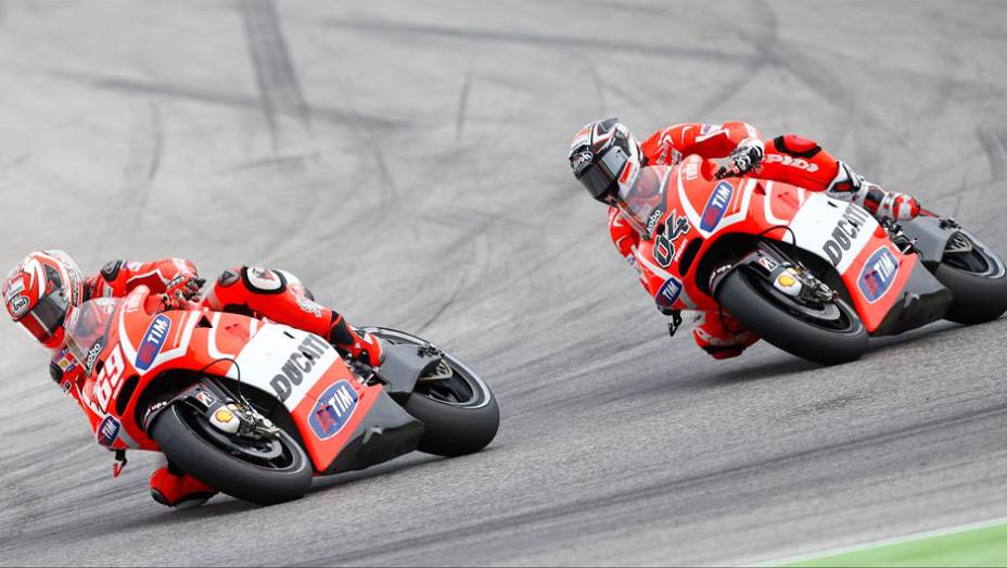 Andrea Dovizioso ficou com o oitavo lugar, à frente de seu companheiro de equipe, Nicky Hayden | <a href="https://beta-develop.quatrorodas.abril.com.br/moto/noticias/motogp-lorenzo-triunfa-misano-754124.shtml" rel="migration">Leia mais</a>