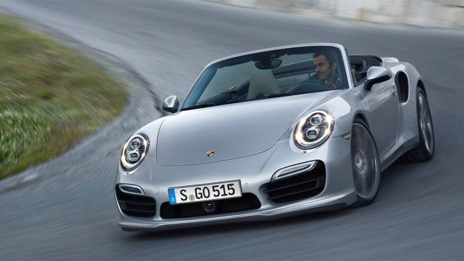 Estreia pública estava prevista apenas para novembro, no Salão de Los Angeles | <a href="https://beta-develop.quatrorodas.abril.com.br/noticias/fabricantes/porsche-revela-911-turbo-turbo-s-cabriolet-754889.shtml" rel="migration">Leia mais</a>