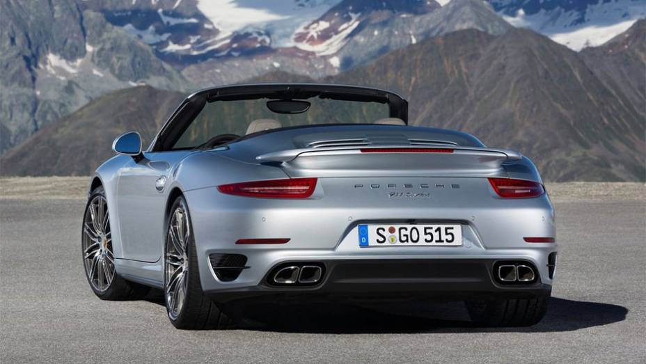 Modelo segue de perto as pegadas dos recentemente introduzidos 911 Turbo e Turbo S Coupe | <a href="https://beta-develop.quatrorodas.abril.com.br/noticias/fabricantes/porsche-revela-911-turbo-turbo-s-cabriolet-754889.shtml" rel="migration">Leia mais</a>