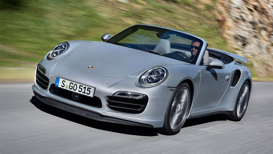 Sua carroceria &eacute; 28 mil&iacute;metros mais larga que a do 911 mais largo que existe, o Carrera 4 | <a href="https://beta-develop.quatrorodas.abril.com.br/noticias/fabricantes/porsche-revela-911-turbo-turbo-s-cabriolet-754889.shtml" rel="migration">Leia mais</a>