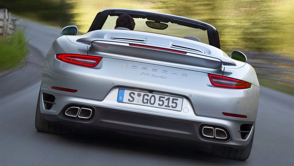 A pot&ecirc;ncia vem de uma nova vers&atilde;o desenvolvida do motor Porsche 3.8 litros turbo com seis cilindros, movido a gasolina, de 520 cavalos e 67,3 mkgf de torque | <a href="https://beta-develop.quatrorodas.abril.com.br/noticias/fabricantes/porsche-revela-911-turbo-turbo-s-c" rel="migration"></a>