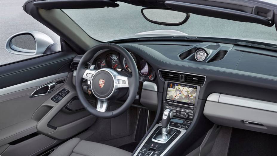 Ele faz de 0 a 100 km/h em 3,5 segundos | <a href="https://beta-develop.quatrorodas.abril.com.br/noticias/fabricantes/porsche-revela-911-turbo-turbo-s-cabriolet-754889.shtml" rel="migration">Leia mais</a>