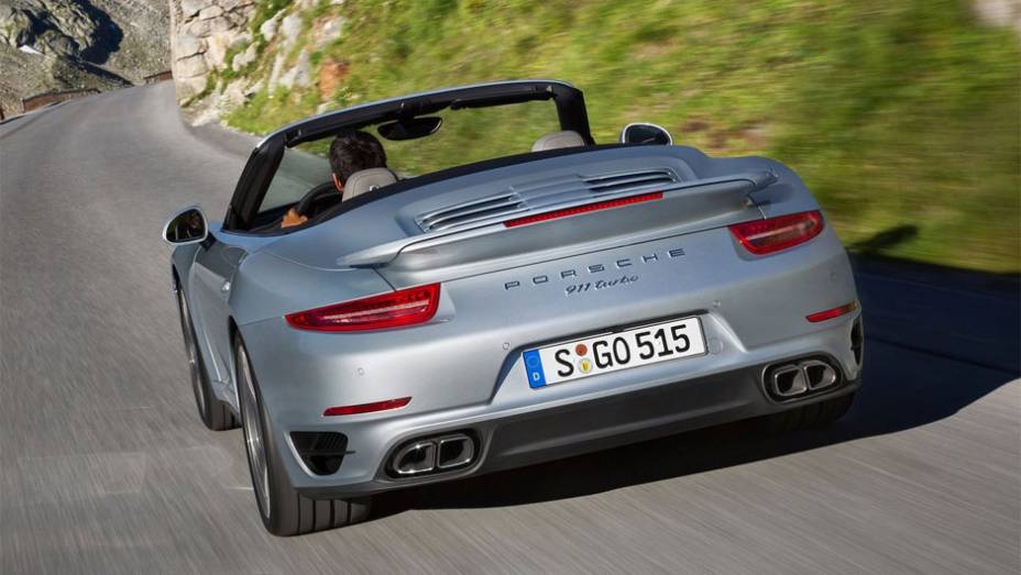 A velocidade máxima divulgada pela Porsche é de 318 km/h | <a href="https://beta-develop.quatrorodas.abril.com.br/noticias/fabricantes/porsche-revela-911-turbo-turbo-s-cabriolet-754889.shtml" rel="migration">Leia mais</a>