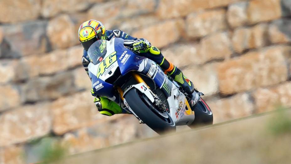 Valentino Rossi ficou com o quarto melhor tempo | <a href="https://beta-develop.quatrorodas.abril.com.br/moto/noticias/motogp-marquez-garante-pole-aragon-755537.shtml" rel="migration">Leia mais</a>