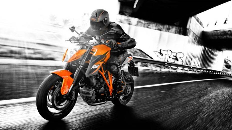 Naked com alma de esportiva desenvolve 180 cavalos de pot&ecirc;ncia | <a href="https://beta-develop.quatrorodas.abril.com.br/moto/noticias/ktm-revela-1290-super-duke-r-2014-755875.shtml" rel="migration">Leia mais</a>