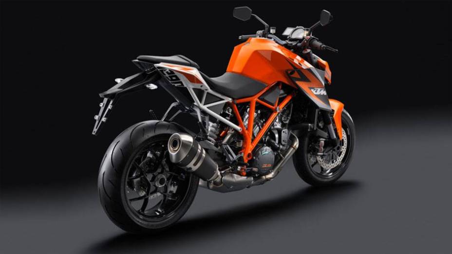 O chassi foi adaptado da RC8 R, assim como a suspensão WP totalmente ajustável | <a href="https://beta-develop.quatrorodas.abril.com.br/moto/noticias/ktm-revela-1290-super-duke-r-2014-755875.shtml" rel="migration">Leia mais</a>