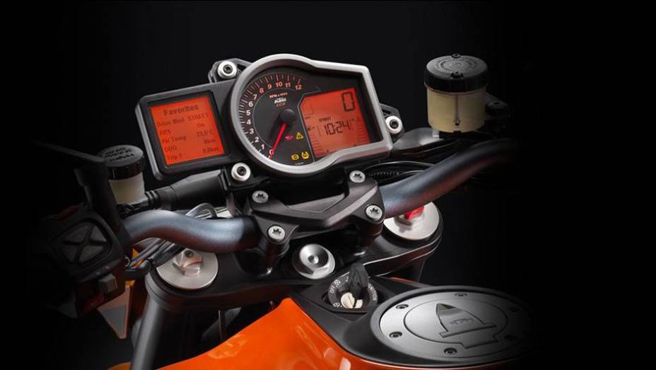 Detalhe do painel | <a href="https://beta-develop.quatrorodas.abril.com.br/moto/noticias/ktm-revela-1290-super-duke-r-2014-755875.shtml" rel="migration">Leia mais</a>