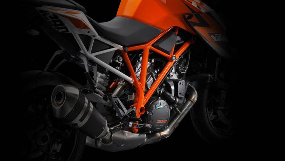 O novo modelo da empresa austríaca tornou-se a naked mais extrema do mercado | <a href="https://beta-develop.quatrorodas.abril.com.br/moto/noticias/ktm-revela-1290-super-duke-r-2014-755875.shtml" rel="migration">Leia mais</a>