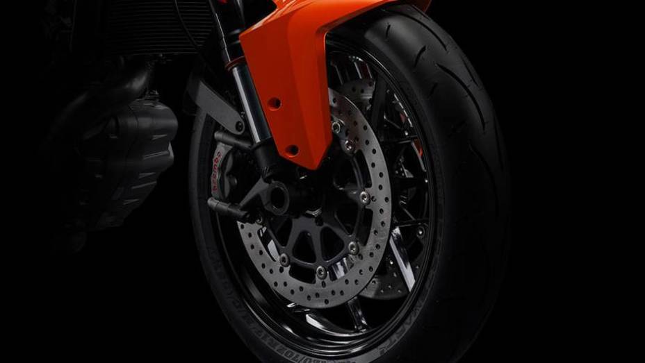 Moto está equipada com freios Brembom com ABS Bosch de série | <a href="https://beta-develop.quatrorodas.abril.com.br/moto/noticias/ktm-revela-1290-super-duke-r-2014-755875.shtml" rel="migration">Leia mais</a> Moto está equipada com freios Brembom com ABS Bosch de série | <a href="https://beta-develop.quatrorodas.abril.com.br/moto/noticias/ktm-revela-1290-super-duke-r-2014-755875.shtml" rel="migration">Leia mais</a>