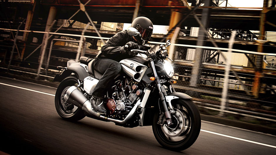 O modelo foi mostrado no Sal&atilde;o Duas Rodas 2013 e chega ao mercado em mar&ccedil;o de 2014 | <a href="https://beta-develop.quatrorodas.abril.com.br/moto/noticias/tmax-destaque-yamaha-salao-duas-rodas-756402.shtml" rel="migration">Leia mais</a>