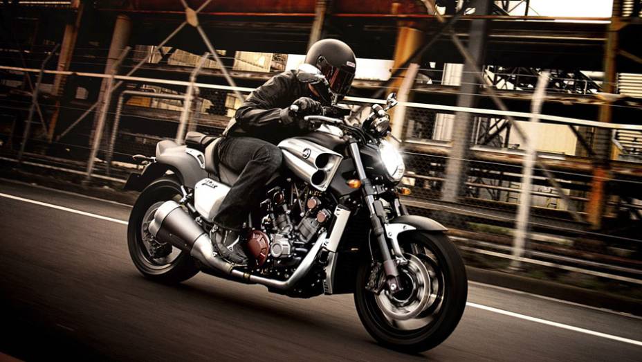 O modelo foi mostrado no Salão Duas Rodas 2013 e chega ao mercado em março de 2014 | <a href="https://beta-develop.quatrorodas.abril.com.br/moto/noticias/tmax-destaque-yamaha-salao-duas-rodas-756402.shtml" rel="migration">Leia mais</a>