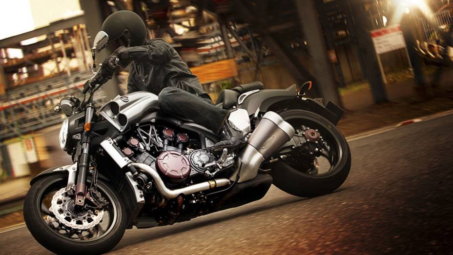 Moto custará R$ 99 mil | <a href="https://beta-develop.quatrorodas.abril.com.br/moto/noticias/tmax-destaque-yamaha-salao-duas-rodas-756402.shtml" rel="migration">Leia mais</a>