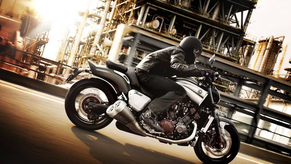 Sua potência máxima é de 200 cavalos a 9.000 rpm | <a href="https://beta-develop.quatrorodas.abril.com.br/moto/noticias/tmax-destaque-yamaha-salao-duas-rodas-756402.shtml" rel="migration">Leia mais</a>