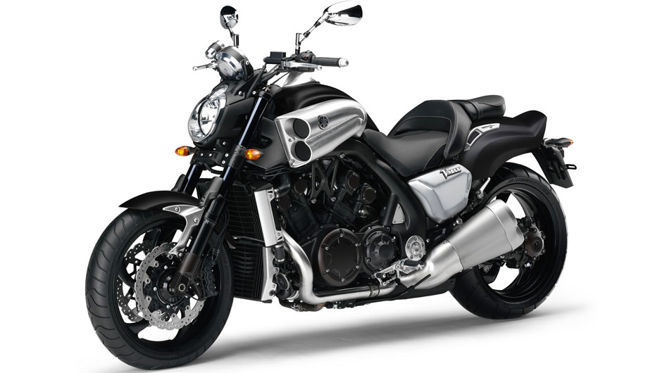 A VMax est&aacute; equipada com freios a disco nas rodas dianteira e traseira | <a href="https://beta-develop.quatrorodas.abril.com.br/moto/noticias/tmax-destaque-yamaha-salao-duas-rodas-756402.shtml" rel="migration">Leia mais</a>