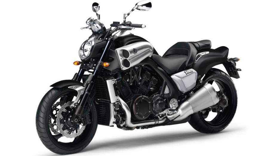 A VMax est&aacute; equipada com freios a disco nas rodas dianteira e traseira | <a href="https://beta-develop.quatrorodas.abril.com.br/moto/noticias/tmax-destaque-yamaha-salao-duas-rodas-756402.shtml" rel="migration">Leia mais</a>