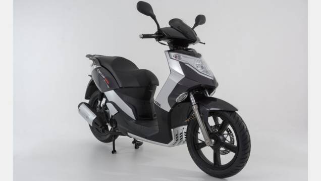 Modelo conta com inje&ccedil;&atilde;o eletr&ocirc;nica e refrigera&ccedil;&atilde;o a ar e &oacute;leo | <a href="https://beta-develop.quatrorodas.abril.com.br/moto/noticias/dafra-apresenta-novos-modelos-salao-duas-rodas-756438.shtml" rel="migration">Leia mais</a>