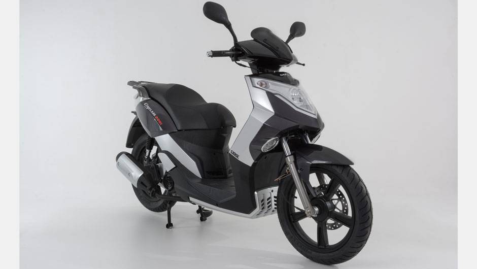 Modelo conta com inje&ccedil;&atilde;o eletr&ocirc;nica e refrigera&ccedil;&atilde;o a ar e &oacute;leo | <a href="https://beta-develop.quatrorodas.abril.com.br/moto/noticias/dafra-apresenta-novos-modelos-salao-duas-rodas-756438.shtml" rel="migration">Leia mais</a>