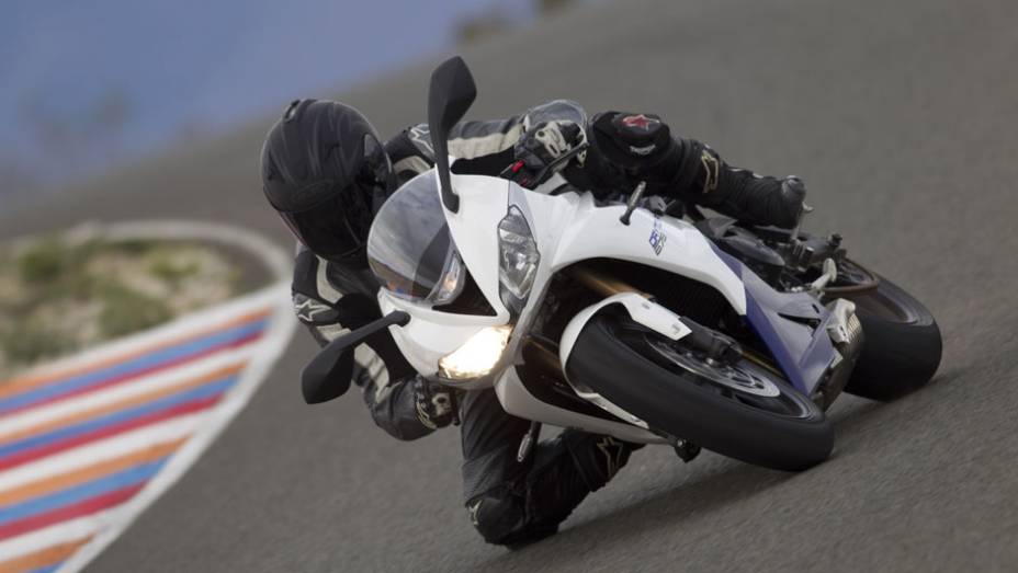 Motocicleta j&aacute; est&aacute; dispon&iacute;vel nas concession&aacute;rias, em tr&ecirc;s cores: Preto Phantom/Grafite, Branco Crystal/Azul Sapphire e Vermelho Diablo/Preto Jet | <a href="https://beta-develop.quatrorodas.abril.com.br/moto/noticias/triumph-daytona-675-chega-r-41-900-781670.shtml" rel="migration">Le</a>