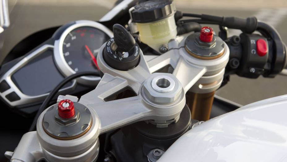 Motor de 675 cc entrega 128 cavalos de pot&ecirc;ncia a 12500 rpm | <a href="https://beta-develop.quatrorodas.abril.com.br/moto/noticias/triumph-daytona-675-chega-r-41-900-781670.shtml" rel="migration">Leia mais</a>