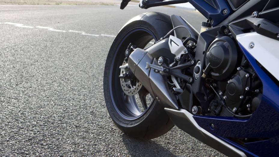 Moto tem transmiss&atilde;o de seis velocidades | <a href="https://beta-develop.quatrorodas.abril.com.br/moto/noticias/triumph-daytona-675-chega-r-41-900-781670.shtml" rel="migration">Leia mais</a>