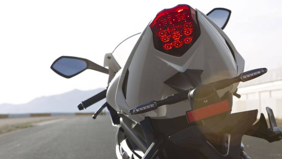 Triumph Daytona 675 | <a href="https://beta-develop.quatrorodas.abril.com.br/moto/noticias/triumph-daytona-675-chega-r-41-900-781670.shtml" rel="migration">Leia mais</a>