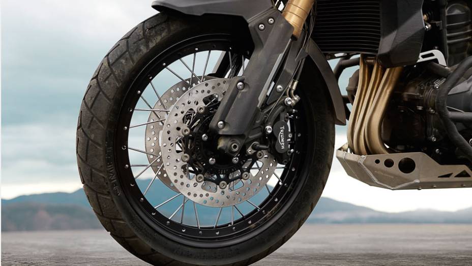 Detalhe do disco duplo de freio com pinças Nissin e sistema ABS | <a href="https://beta-develop.quatrorodas.abril.com.br/moto/noticias/triumph-revela-lancamentos-salao-duas-rodas-756393.shtml" rel="migration">Leia mais</a> Detalhe do disco duplo de freio com pinças Nissin e sistema ABS | <a href="https://beta-develop.quatrorodas.abril.com.br/moto/noticias/triumph-revela-lancamentos-salao-duas-rodas-756393.shtml" rel="migration">Leia mais</a>