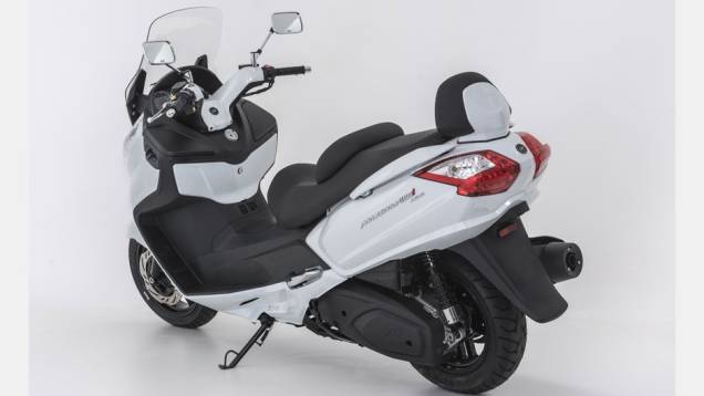 Maxsym 400i conta com um motor de 400 cm&sup3; com inje&ccedil;&atilde;o eletr&ocirc;nica, refrigera&ccedil;&atilde;o l&iacute;quida e quatro v&aacute;lvulas | <a href="https://beta-develop.quatrorodas.abril.com.br/moto/noticias/dafra-apresenta-novos-modelos-salao-duas-rodas-756438.shtml" rel="migration">Leia mais</a>