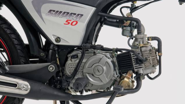 Segundo a Dafra, o motor de 49,5 cm&sup3; e 3,2 cavalos de pot&ecirc;ncia faz 50 km com apenas um litro de combust&iacute;vel. Moto j&aacute; est&aacute; nas concession&aacute;rias por R$ 3.990,00 | <a href="https://beta-develop.quatrorodas.abril.com.br/moto/noticias/dafra-apresenta-novos-modelos-salao-dua" rel="migration"></a>