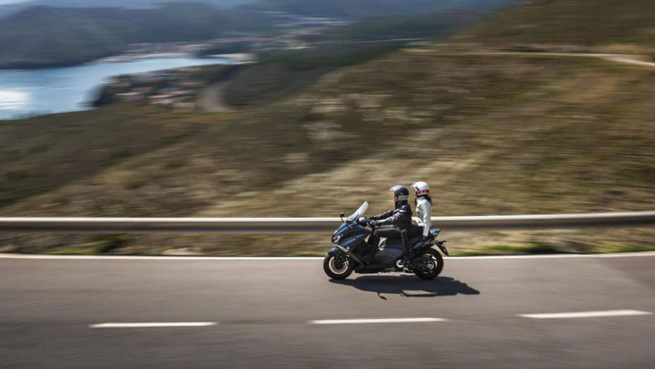 Freio dianteiro conta com disco duplo de 267 mm e ABS | <a href="https://beta-develop.quatrorodas.abril.com.br/moto/noticias/tmax-destaque-yamaha-salao-duas-rodas-756402.shtml" rel="migration">Leia mais</a> Freio dianteiro conta com disco duplo de 267 mm e ABS | <a href="https://beta-develop.quatrorodas.abril.com.br/moto/noticias/tmax-destaque-yamaha-salao-duas-rodas-756402.shtml" rel="migration">Leia mais</a>