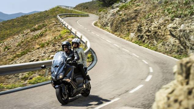 Transmissão de correia (fibra de aramida) para uma pilotagem mais ágil e direta | <a href="https://beta-develop.quatrorodas.abril.com.br/moto/noticias/tmax-destaque-yamaha-salao-duas-rodas-756402.shtml" rel="migration">Leia mais</a> Transmissão de correia (fibra de aramida) para uma pilotagem mais ágil e direta | <a href="https://beta-develop.quatrorodas.abril.com.br/moto/noticias/tmax-destaque-yamaha-salao-duas-rodas-756402.shtml" rel="migration">Leia mais</a>