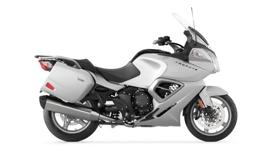 Seu motor &eacute; o mesmo tr&ecirc;s cilindros de 1.215 cc que equipa a Tiger Explorer | <a href="https://beta-develop.quatrorodas.abril.com.br/moto/noticias/triumph-revela-lancamentos-salao-duas-rodas-756393.shtml" rel="migration">Leia mais</a>