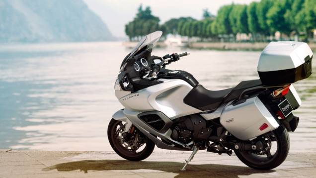 Motor entrega 134 cv de potência a 8.900 rpm e 12,24 mkgf de torque a 6.450 rpm | <a href="https://beta-develop.quatrorodas.abril.com.br/moto/noticias/triumph-revela-lancamentos-salao-duas-rodas-756393.shtml" rel="migration">Leia mais</a> Motor entrega 134 cv de potência a 8.900 rpm e 12,24 mkgf de torque a 6.450 rpm | <a href="https://beta-develop.quatrorodas.abril.com.br/moto/noticias/triumph-revela-lancamentos-salao-duas-rodas-756393.shtml" rel="migration">Leia mais</a>