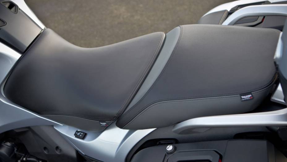 Assento proporciona conforto | <a href="https://beta-develop.quatrorodas.abril.com.br/moto/noticias/triumph-revela-lancamentos-salao-duas-rodas-756393.shtml" rel="migration">Leia mais</a> Assento proporciona conforto | <a href="https://beta-develop.quatrorodas.abril.com.br/moto/noticias/triumph-revela-lancamentos-salao-duas-rodas-756393.shtml" rel="migration">Leia mais</a>