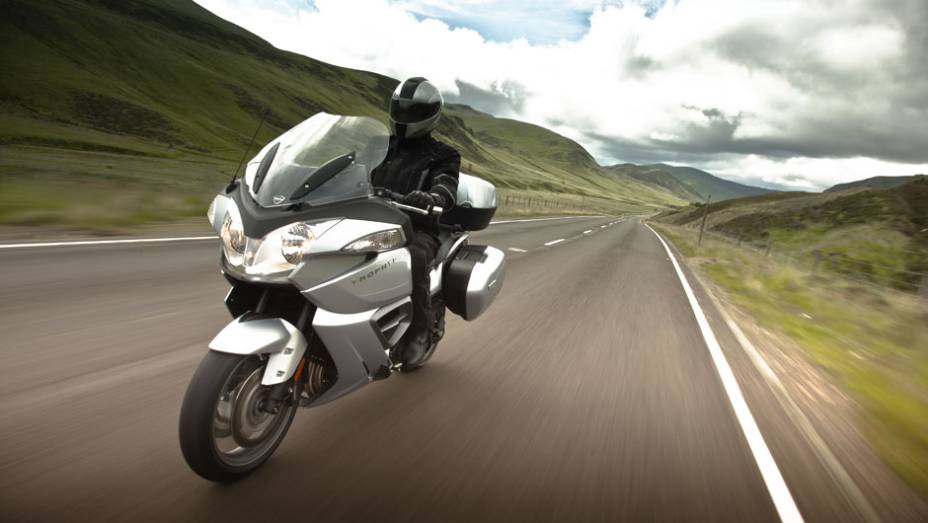 Tanque de combust&iacute;vel tem capacidade para 26 litros | <a href="https://beta-develop.quatrorodas.abril.com.br/moto/noticias/triumph-revela-lancamentos-salao-duas-rodas-756393.shtml" rel="migration">Leia mais</a>