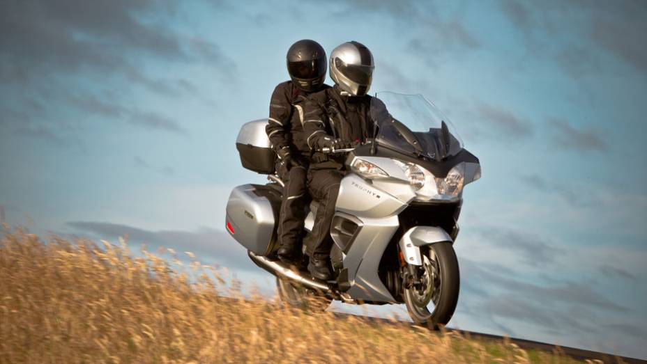 Modelo será importado diretamente da Inglaterra | <a href="https://beta-develop.quatrorodas.abril.com.br/moto/noticias/triumph-revela-lancamentos-salao-duas-rodas-756393.shtml" rel="migration">Leia mais</a> Modelo será importado diretamente da Inglaterra | <a href="https://beta-develop.quatrorodas.abril.com.br/moto/noticias/triumph-revela-lancamentos-salao-duas-rodas-756393.shtml" rel="migration">Leia mais</a>