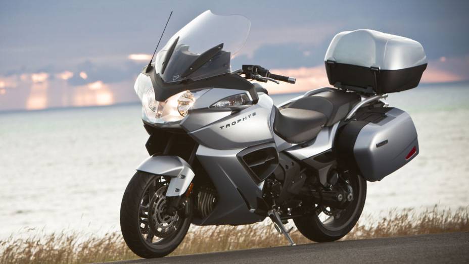 Triumph Trophy SE estar&aacute; dispon&iacute;vel no Brasil a partir de dezembro por R$ 79.900,00 | <a href="https://beta-develop.quatrorodas.abril.com.br/moto/noticias/triumph-revela-lancamentos-salao-duas-rodas-756393.shtml" rel="migration">Leia mais</a>