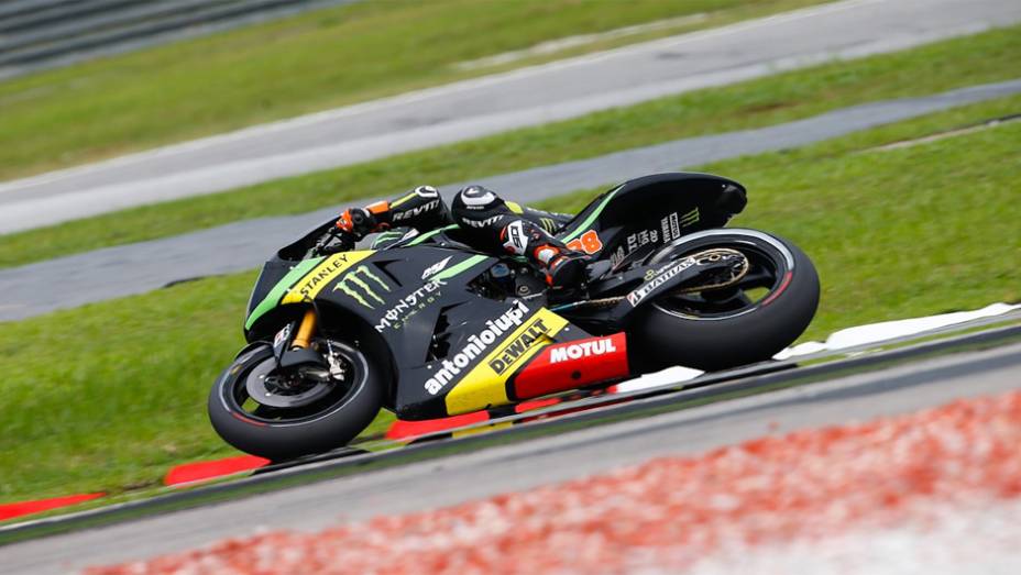 Bradley Smith abre a terceira fila, em sétimo | <a href="https://beta-develop.quatrorodas.abril.com.br/moto/noticias/motogp-marquez-conquista-pole-malasia-756881.shtml" rel="migration">Leia mais</a>