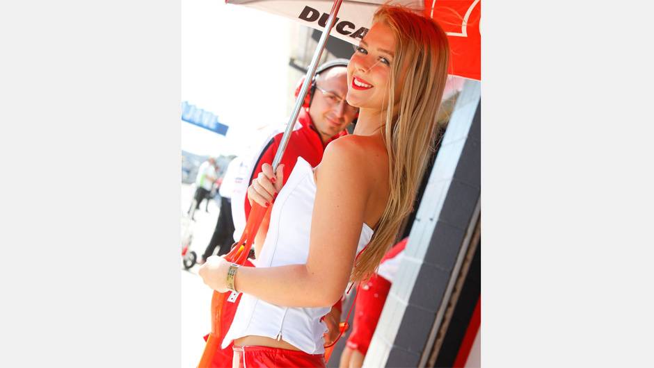 Veja as belas Garotas da MotoGP - Austr&aacute;lia | <a href="https://beta-develop.quatrorodas.abril.com.br/moto/noticias/motogp-lorenzo-vence-embola-campeonato-757595.shtml" rel="migration">Leia mais</a>