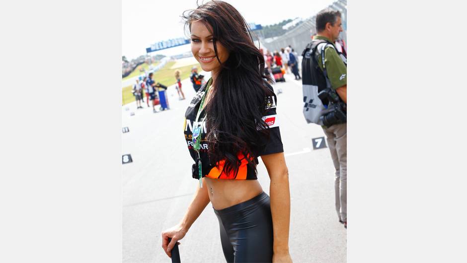 Veja as belas Garotas da MotoGP - Austr&aacute;lia | <a href="https://beta-develop.quatrorodas.abril.com.br/moto/noticias/motogp-lorenzo-vence-embola-campeonato-757595.shtml" rel="migration">Leia mais</a>