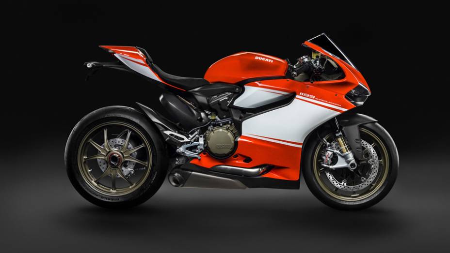 Baseada na 1199 Panigale R, motocicleta é edição limitada a 500 unidades | <a href="https://beta-develop.quatrorodas.abril.com.br/moto/noticias/ducati-revela-nova-1199-superleggera-757832.shtml" rel="migration">Leia mais</a>