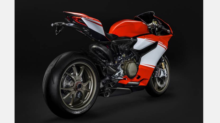 Modelo custar&aacute; R$ 280 mil | <a href="https://beta-develop.quatrorodas.abril.com.br/moto/noticias/ducati-revela-nova-1199-superleggera-757832.shtml" rel="migration">Leia mais</a>