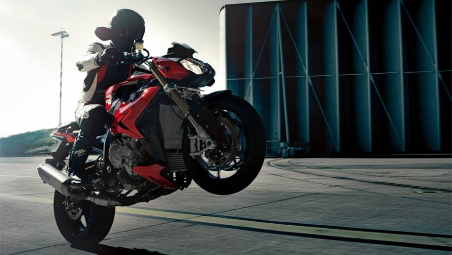 BMW lan&ccedil;a naked S 1000 R 2014 | <a href="https://beta-develop.quatrorodas.abril.com.br/moto/noticias/bmw-lanca-naked-s-1000-r-2014-759362.shtml" rel="migration">Leia mais</a>