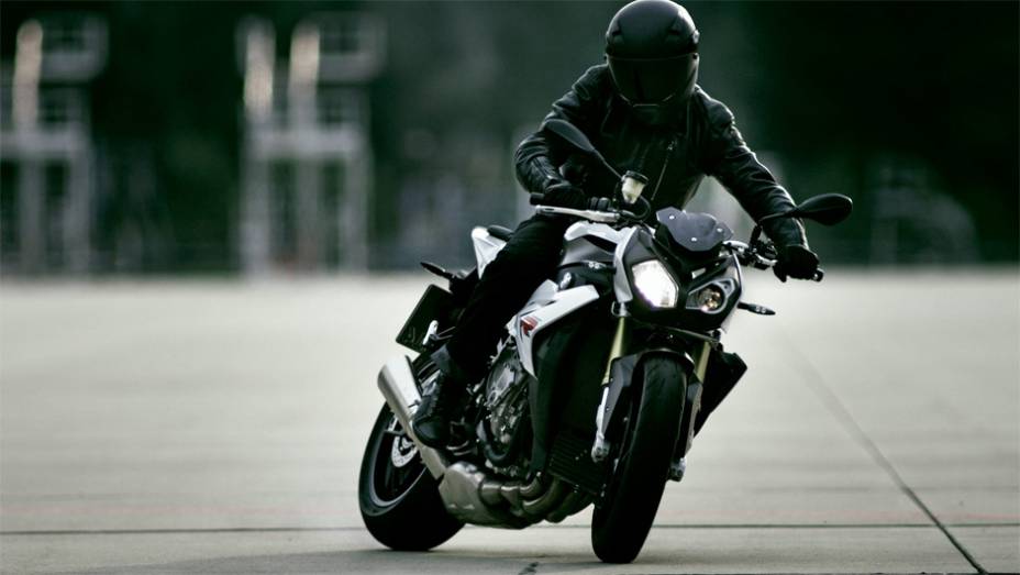 Motocicleta est&aacute; equipada com o mesmo motor da superesportiva S 1000 RR | <a href="https://beta-develop.quatrorodas.abril.com.br/moto/noticias/bmw-lanca-naked-s-1000-r-2014-759362.shtml" rel="migration">Leia mais</a>