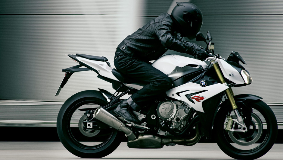 Seu torque m&aacute;ximo &eacute; de 11,42 mkgf a 9.500 rpm | <a href="https://beta-develop.quatrorodas.abril.com.br/moto/noticias/bmw-lanca-naked-s-1000-r-2014-759362.shtml" rel="migration">Leia mais</a>