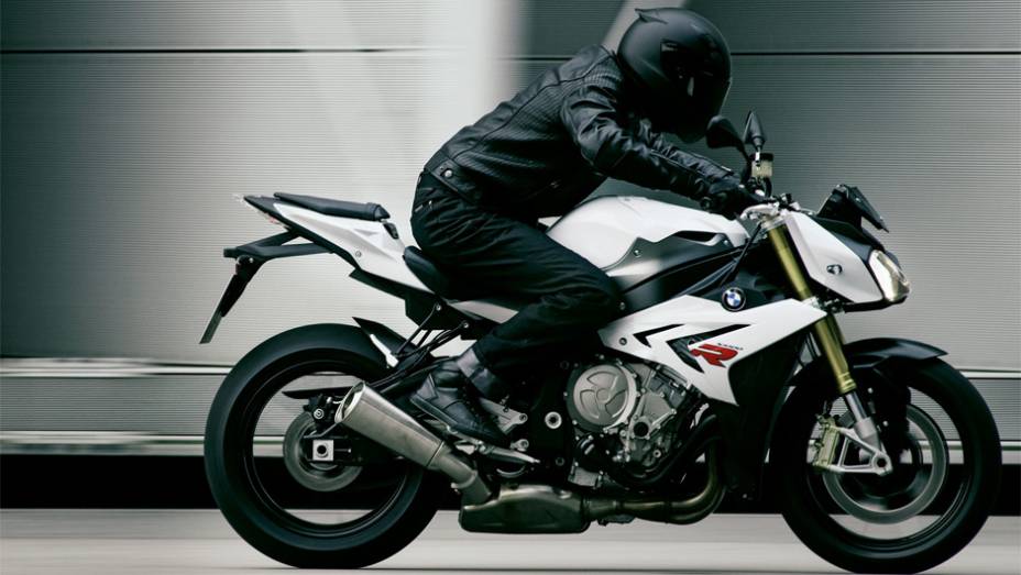 Seu torque máximo é de 11,42 mkgf a 9.500 rpm | <a href="https://beta-develop.quatrorodas.abril.com.br/moto/noticias/bmw-lanca-naked-s-1000-r-2014-759362.shtml" rel="migration">Leia mais</a>