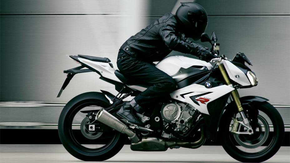 Seu torque m&aacute;ximo &eacute; de 11,42 mkgf a 9.500 rpm | <a href="https://beta-develop.quatrorodas.abril.com.br/moto/noticias/bmw-lanca-naked-s-1000-r-2014-759362.shtml" rel="migration">Leia mais</a>
