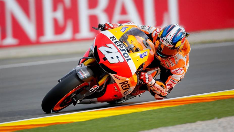 Dani Pedrosa ficou com o segundo lugar | <a href="https://beta-develop.quatrorodas.abril.com.br/moto/noticias/lorenzo-vence-nao-impede-titulo-marquez-759873.shtml" rel="migration"></a>