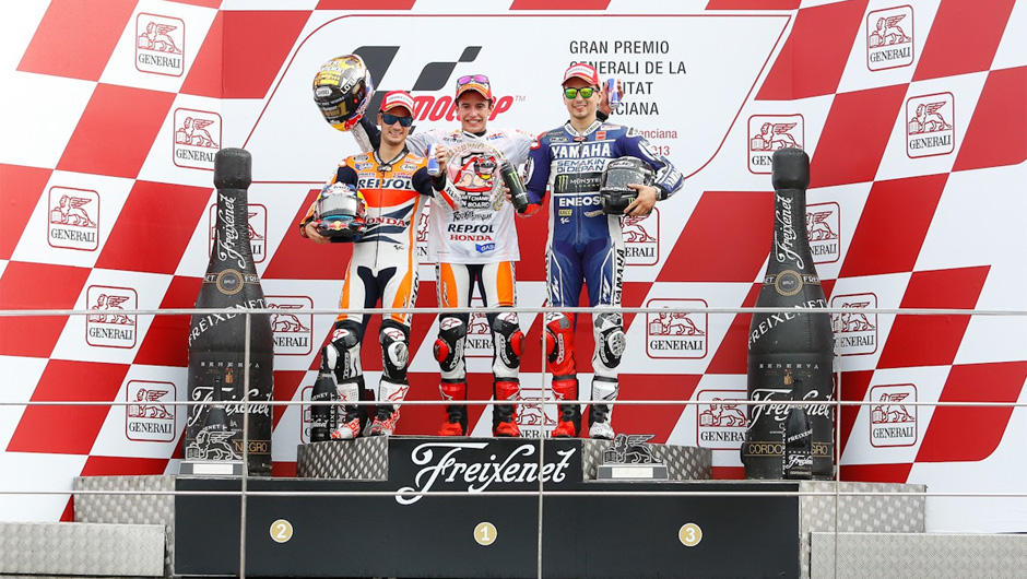 Marc M&aacute;rquez terminou a Temporada 2013 da MotoGP com 334 pontos, 4 a mais que Lorenzo e 34 a mais que Pedrosa | <a href="https://beta-develop.quatrorodas.abril.com.br/moto/noticias/lorenzo-vence-nao-impede-titulo-marquez-759873.shtml" rel="migration"></a>