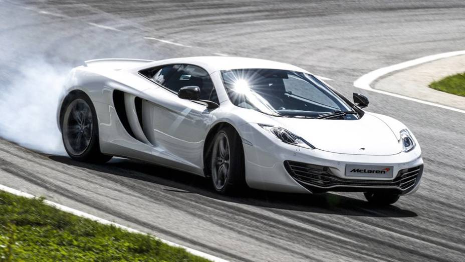 10) McLaren MP4 12C - Valor do IPVA 2013:R$ 58.291 - Valor venal, segundo tabela Fipe: R$ 1.457.267 - Ano: 2012 - Carro que esse IPVA pagaria: Fiat Bravo WOLVERINE 1.8 Dualogic 16V 5p zero quil&ocirc;metro (R$ 58.027)